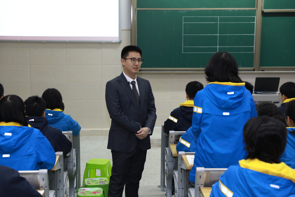 图2 严傲老师与学生互动_调整大小.JPG